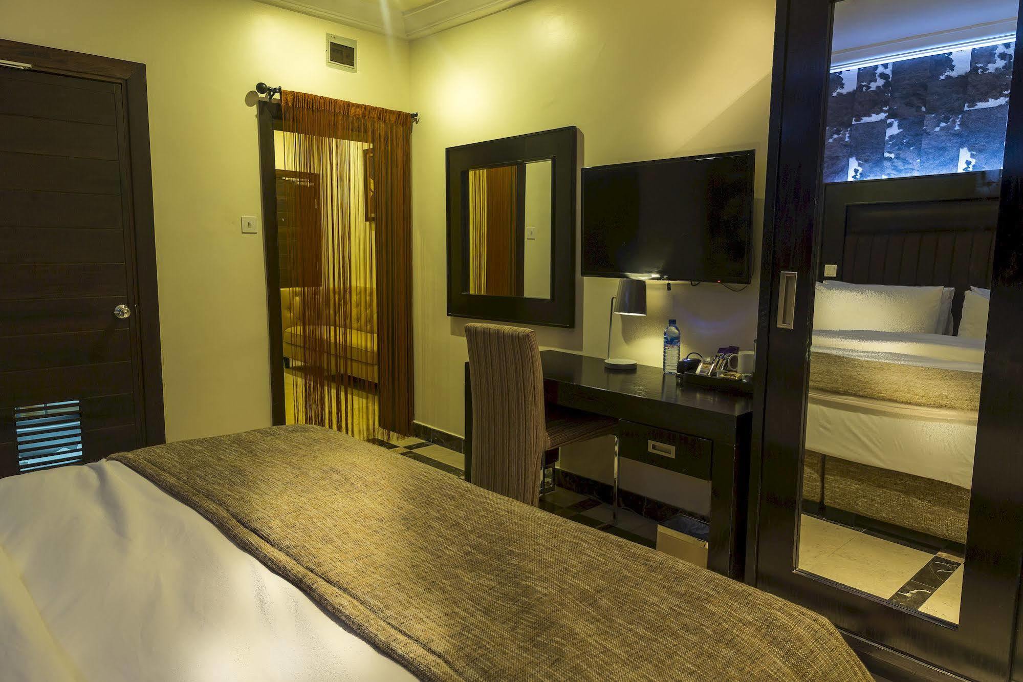 Quo Vadis Hotel Абуджа Экстерьер фото